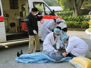 Dinas Damkar Kota Solok Bantu Kecelakaan Lalu Lintas di Bukit Kota